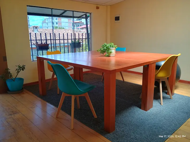 Area de coworking abierta y luminosa